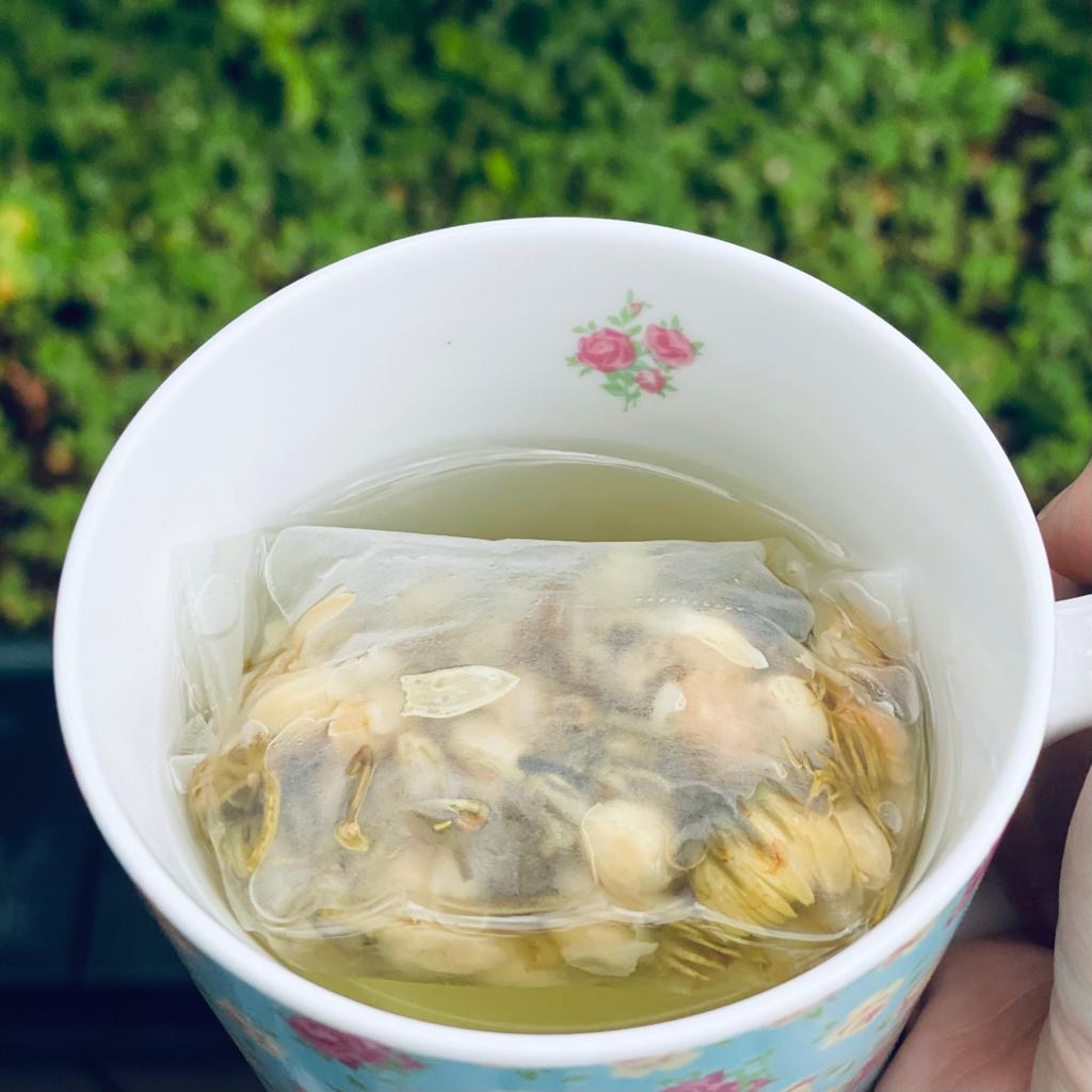 This jasmine chrysanthemum tea can be brewed hot or cold. The "purse" or sachet is generously filled with premium Jasmine buds and Baby Chrysanthemums. 