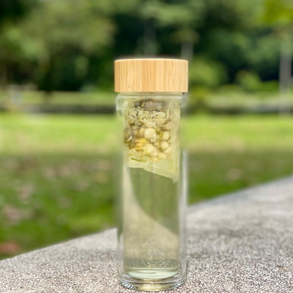 Enjoy this jasmine chrysanthemum flower tea on the go in a double walled tea infuser bottle. Quenching and refreshing tea. 